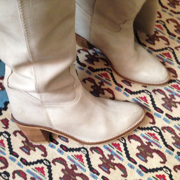 🔥SALE🔥Grey Genuine Leather heel Boots - Picture 2 of 8